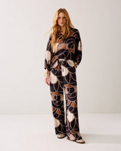 Load image into Gallery viewer, Summum Satin Print Trousers
