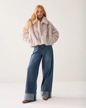 Load image into Gallery viewer, Summum Faux Fur Jacket

